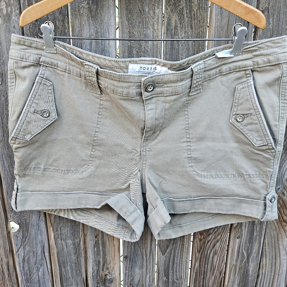 Torrid Women's Tan Shorts Size 18 - Picture 4 of 16